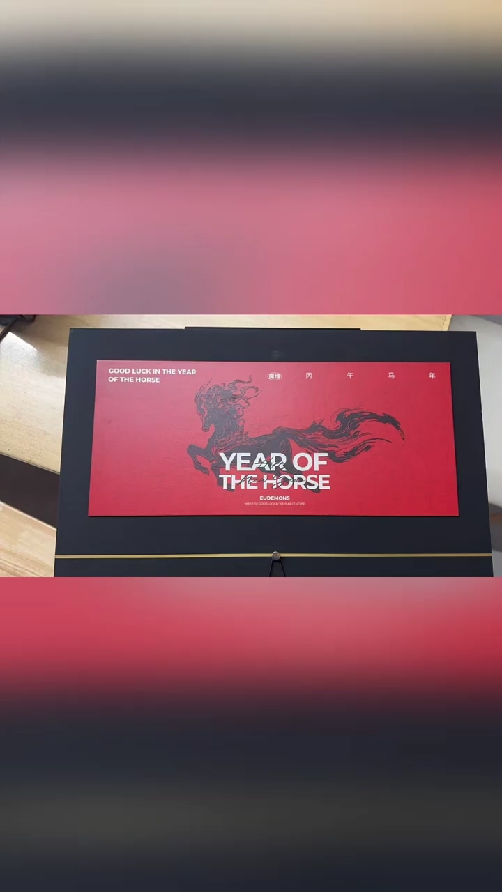 魔域礼盒真好看，礼盒里面的充电